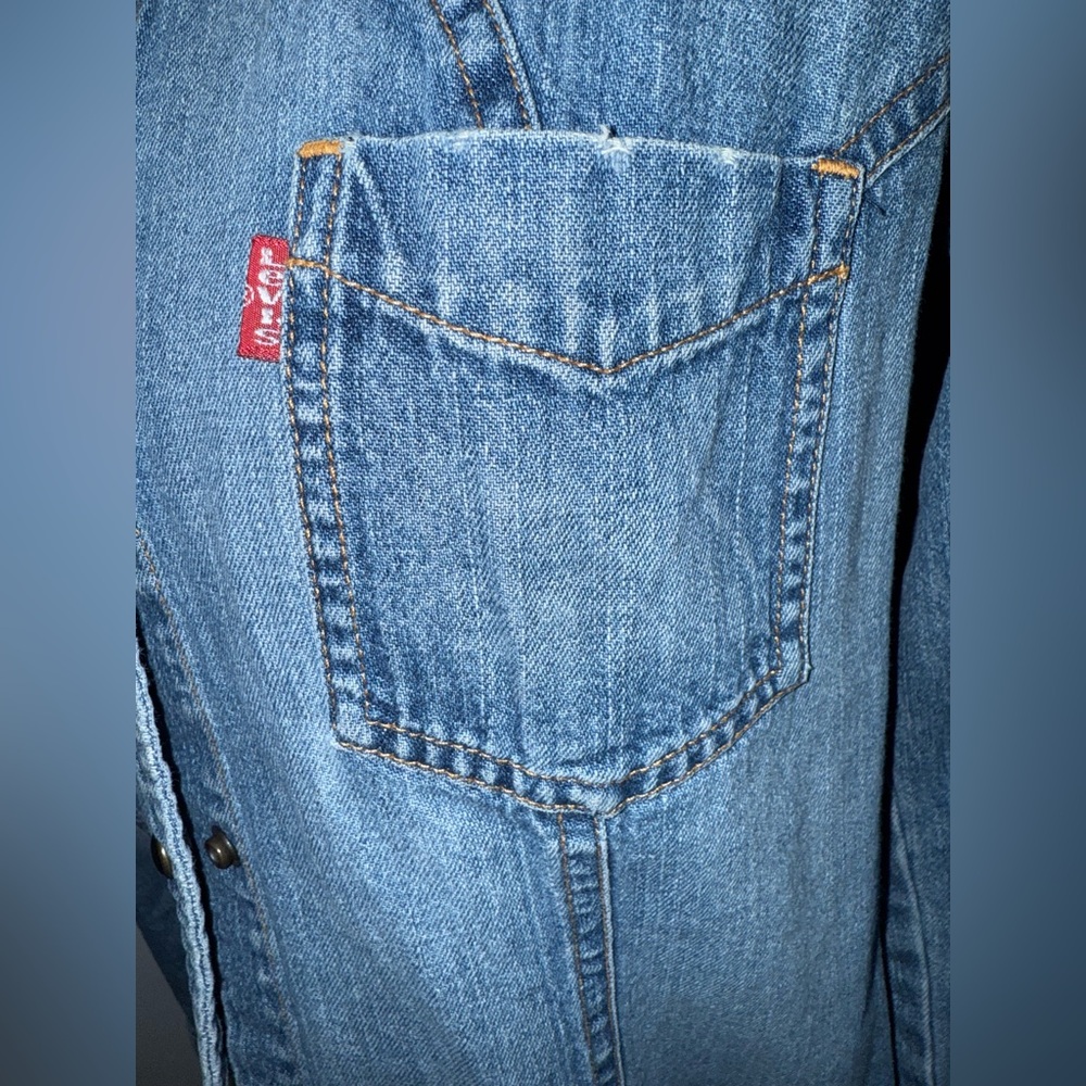 Levi’s iconic denim shirt - Picture 4 of 6